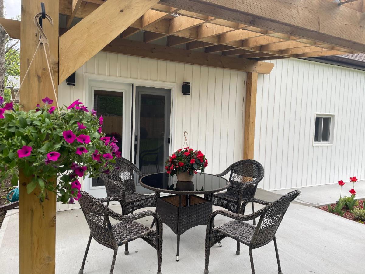 Cozy Cottage Style House Kitchener Exterior foto